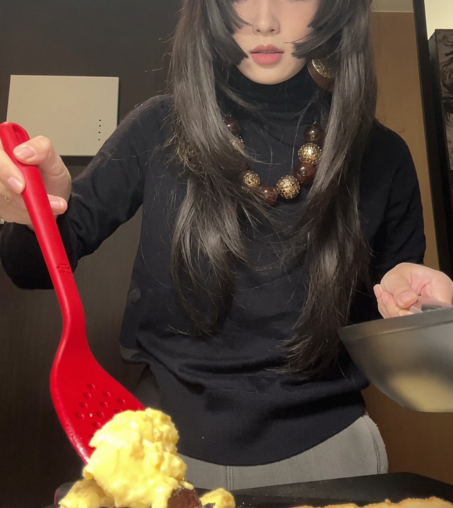 구운 닭다리살 위에 부드러운 스크램블 에그를 올리는 모습