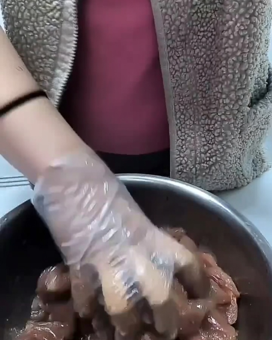 양념한 돼지고기 위에 식용유를 뿌리는 모습.