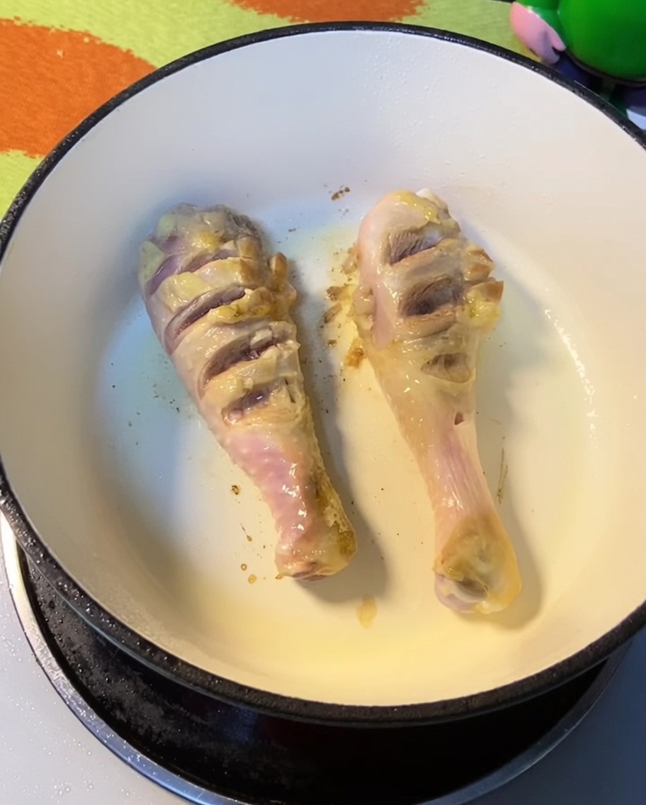 냄비 안에서 황금빛으로 익어가는 닭다리.