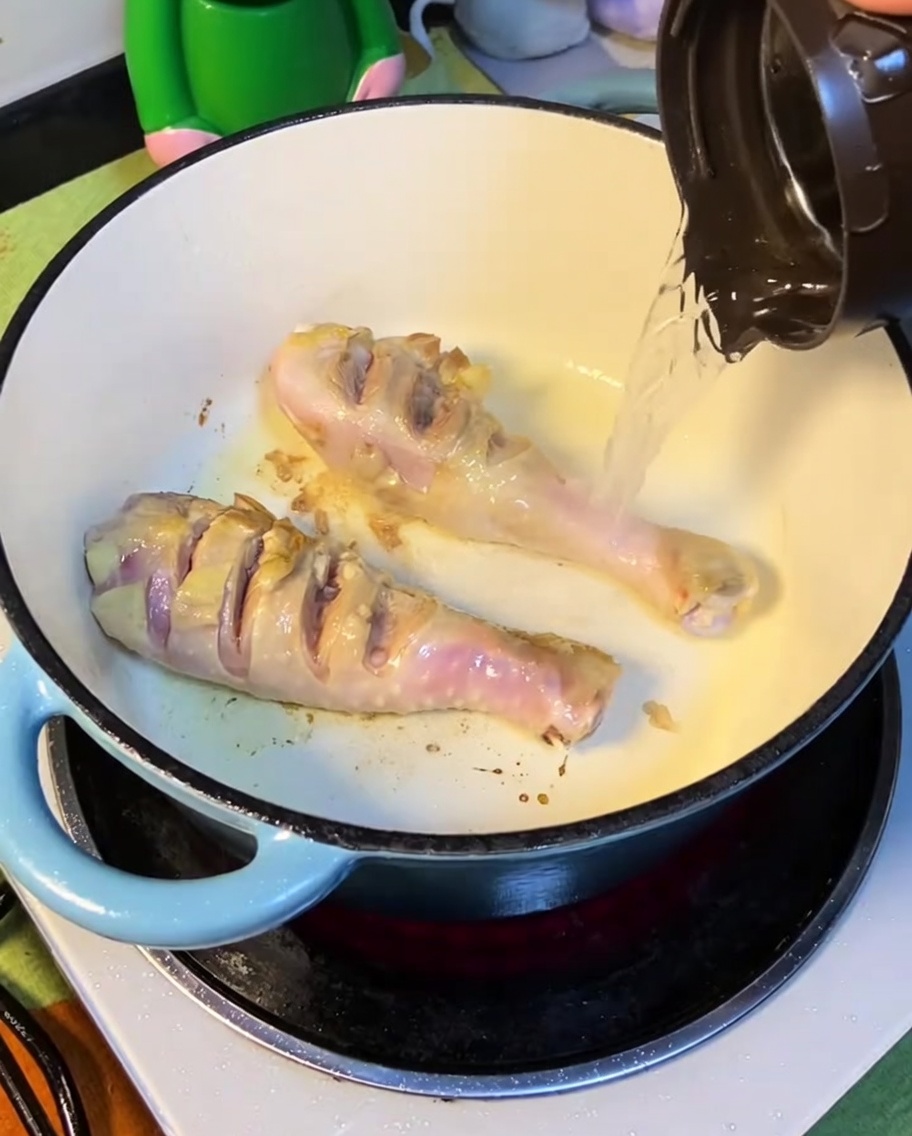 노릇하게 구운 닭고기에 끓는 물을 붓는 모습.