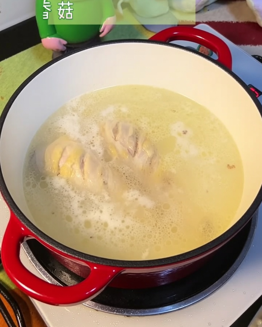 닭고기 육수에 불린 버섯을 넣는 모습.