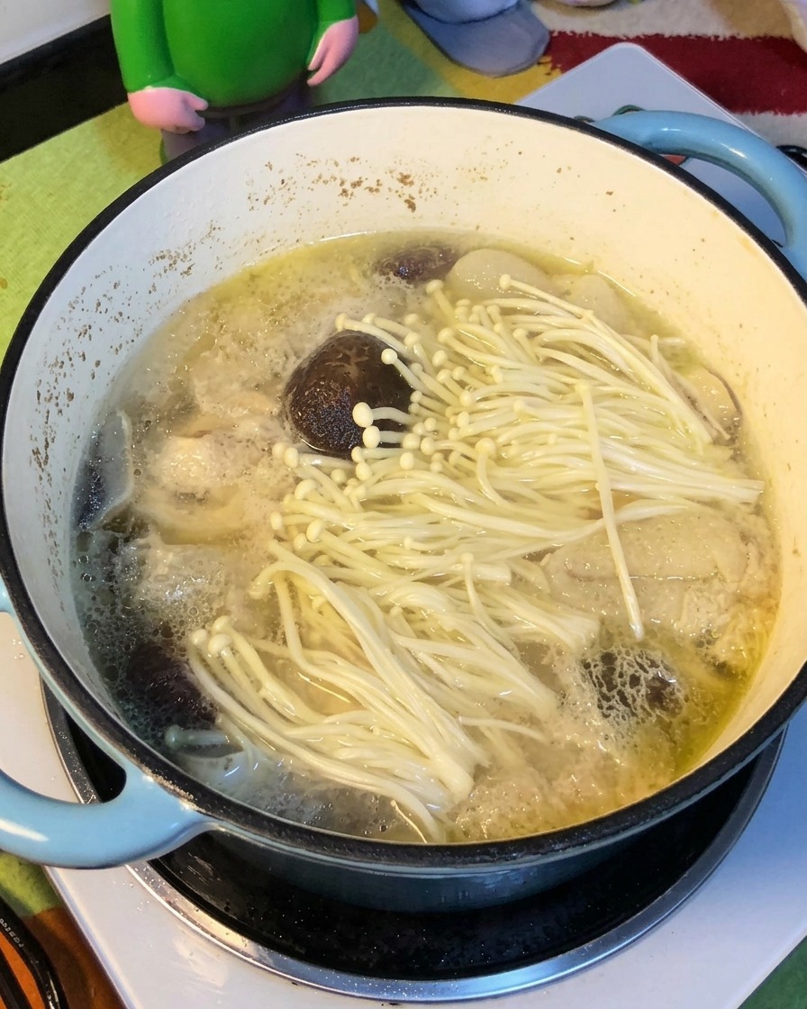 국물에 노란 국수를 넣고 삶는 모습.