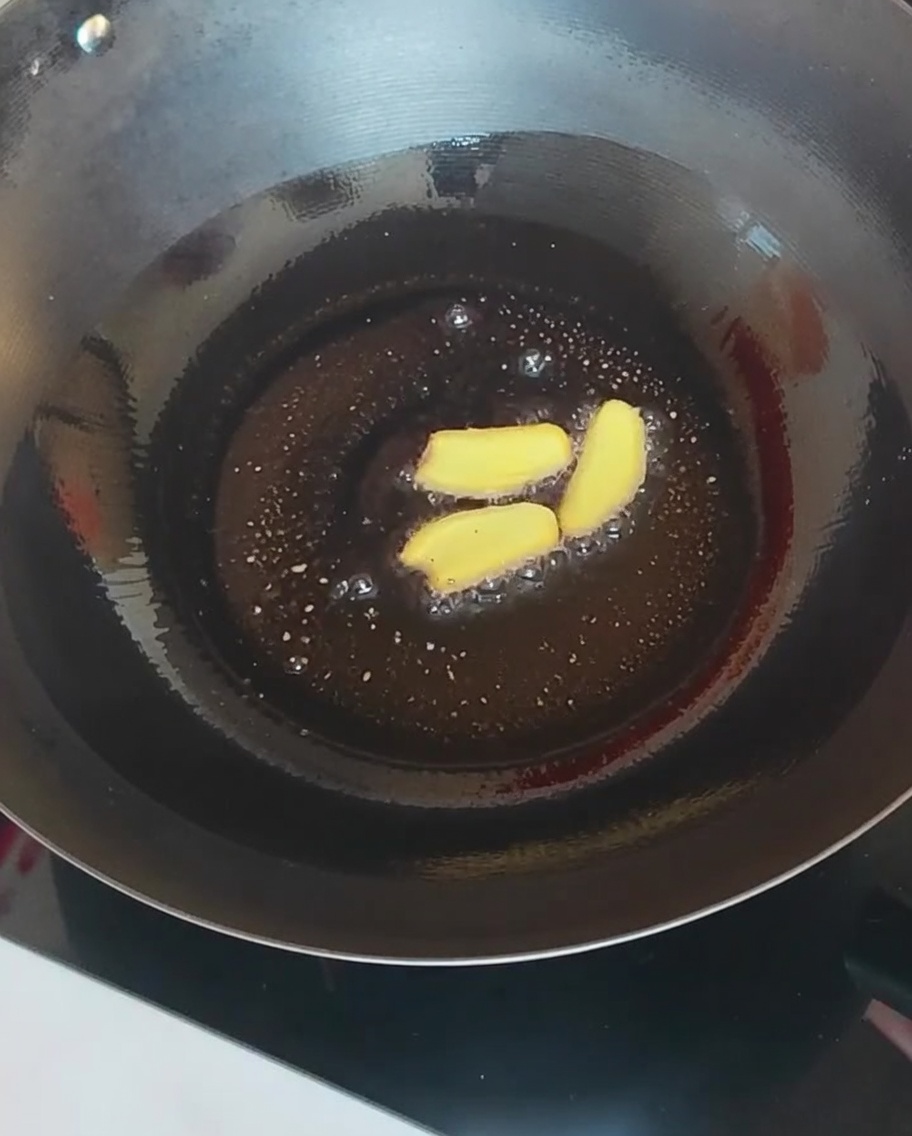 뜨거운 웍에 생강 편과 각종 버섯을 넣고 볶는 모습.