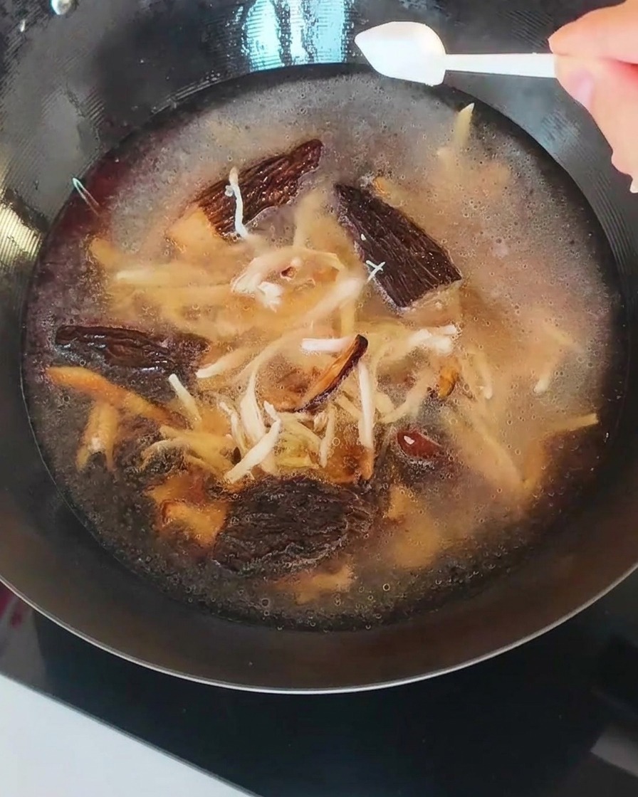 수프 국물에 소금을 추가하는 모습.