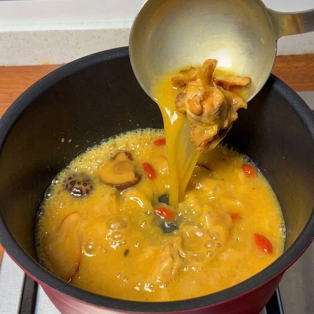 끓고 있는 닭고기 버섯 육수에 국수를 넣는 모습.