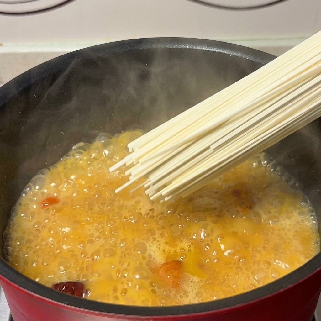 황금빛 육수에 삶아지는 면.