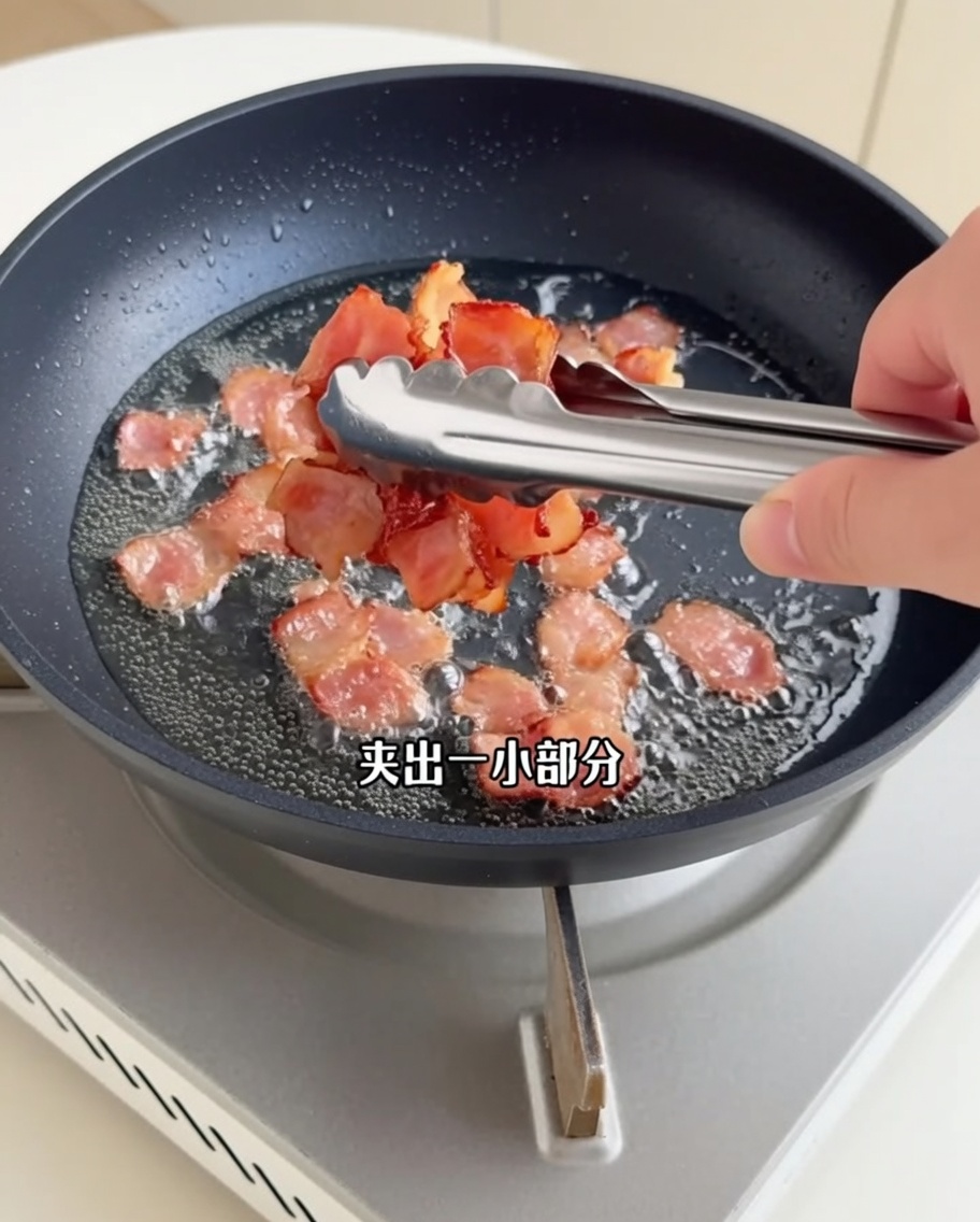 집게로 베이컨 조각을 건져내는 모습.