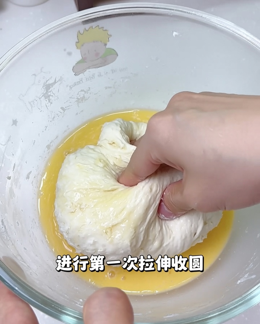 볼 안에서 손으로 반죽을 늘리고 접어 탄력을 만드는 모습.