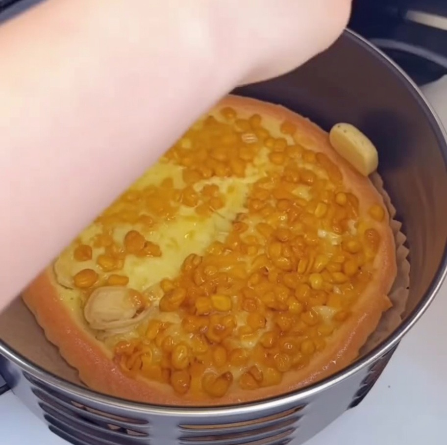 붓으로 피자 테두리에 식용유를 바르는 모습.