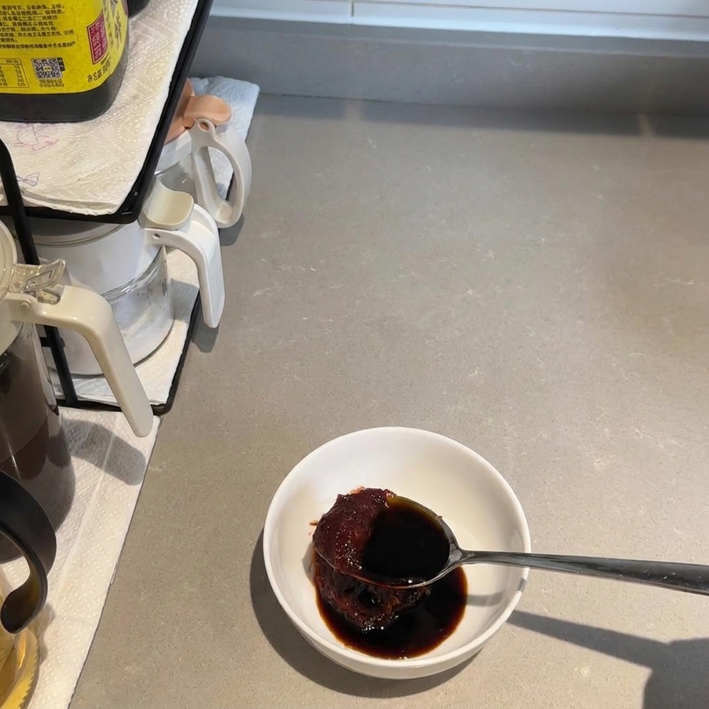 양념 그릇에 맛술, 굴소스, 설탕, 후추를 넣는 모습