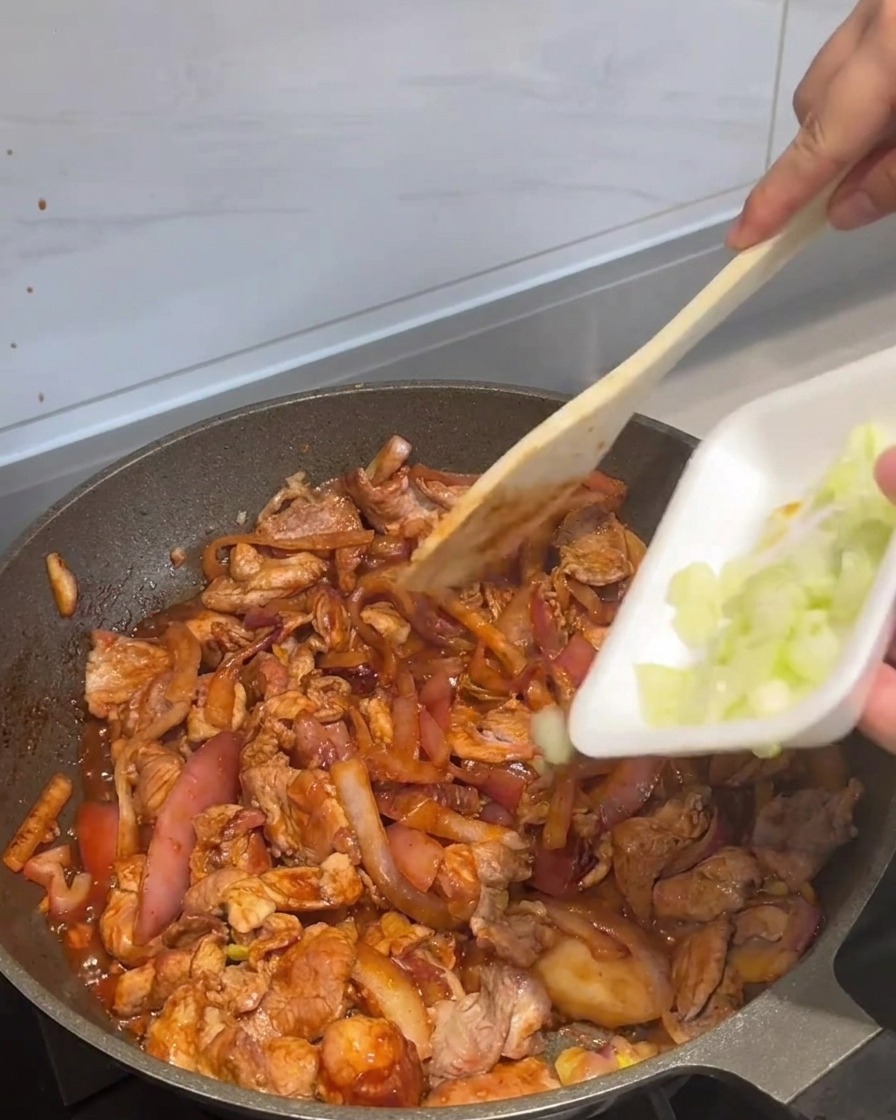 마지막에 대파를 넣고 섞는 모습