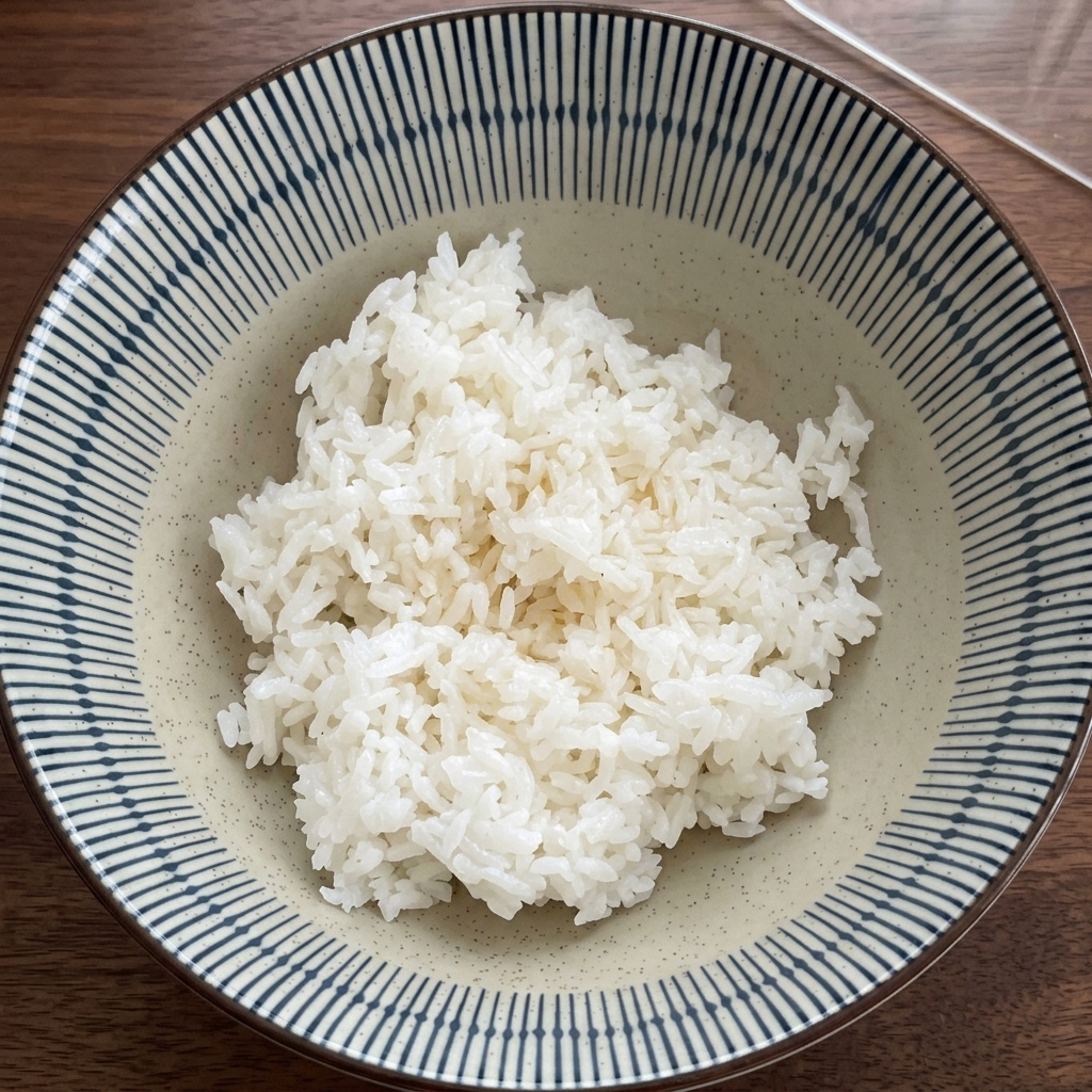 위생 장갑을 끼고 밥과 김가루를 섞는 모습