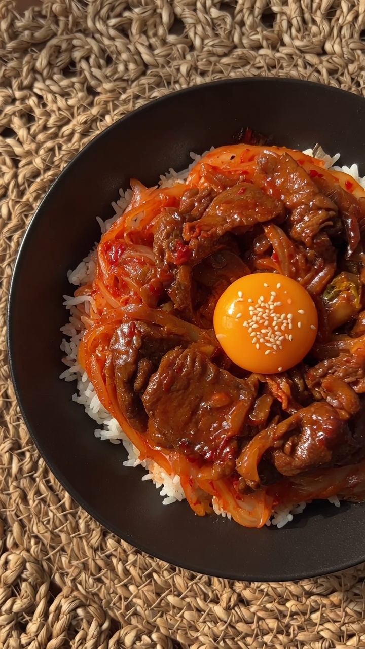 매콤 달콤한 김치 소고기 덮밥