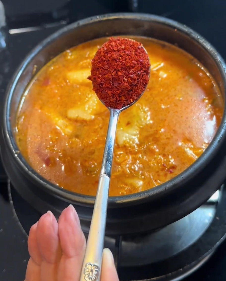 찌개에 고춧가루를 넣는 모습.