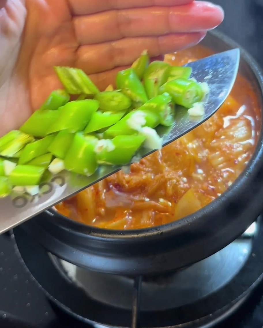찌개에 썰어둔 청양고추를 넣는 모습.