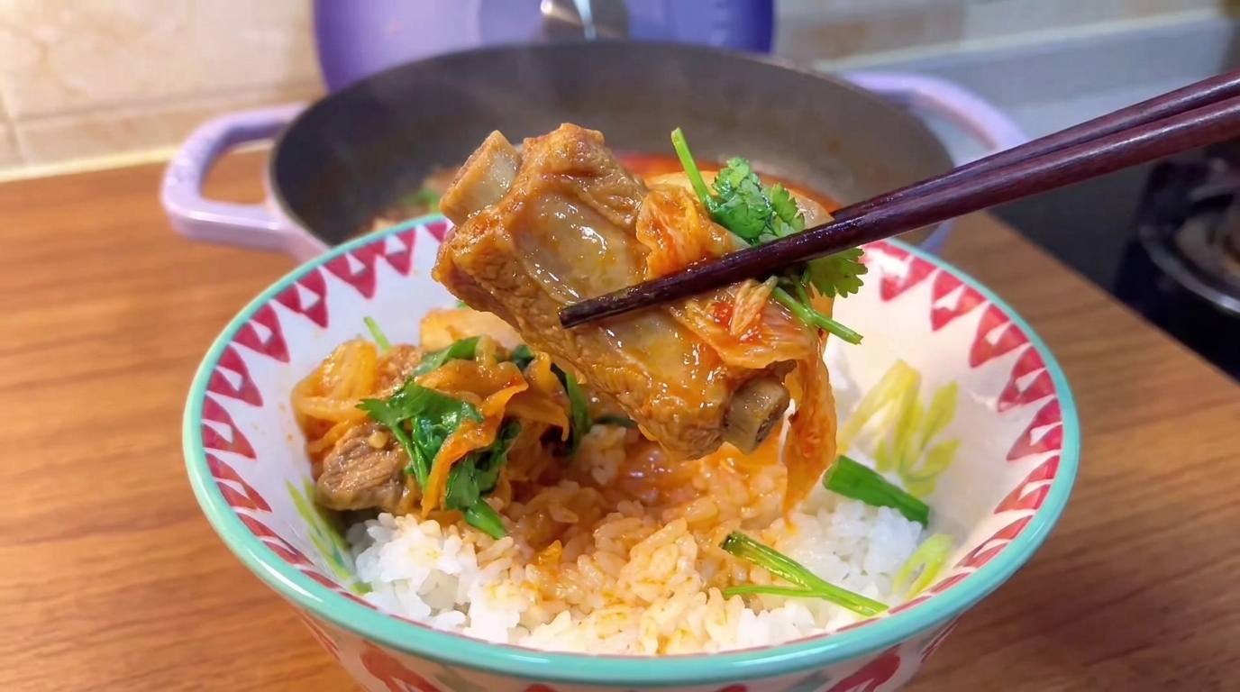 진하고 깊은 맛의 돼지갈비 김치찌개
