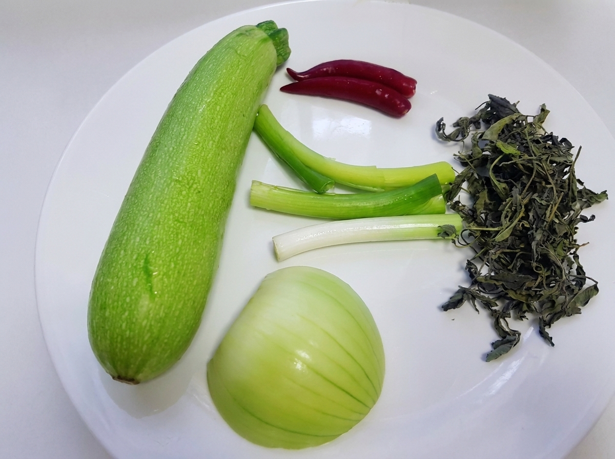 애호박, 양파, 깻잎, 대파, 홍고추 등 재료들이 접시에 정갈하게 담겨 있는 모습.