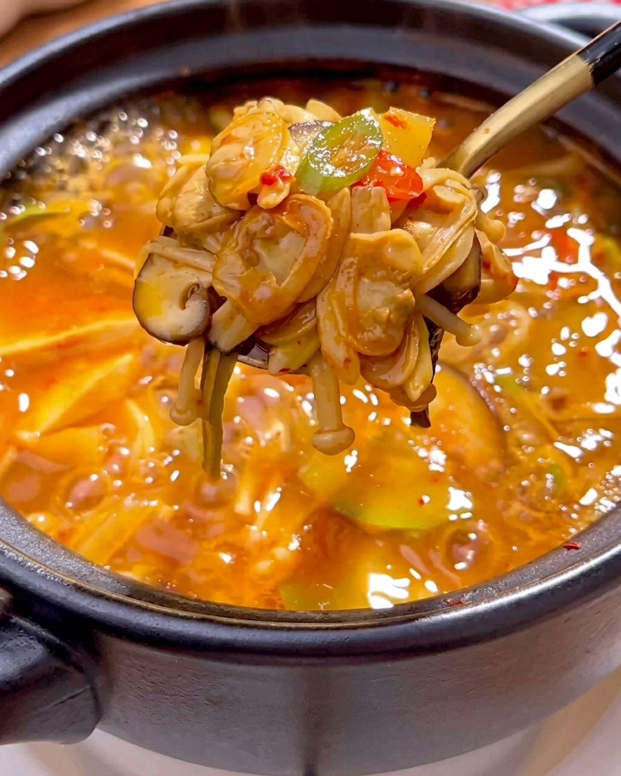 뚝배기 바닥에 얇게 썬 애호박, 감자, 표고버섯을 가지런히 놓은 모습.