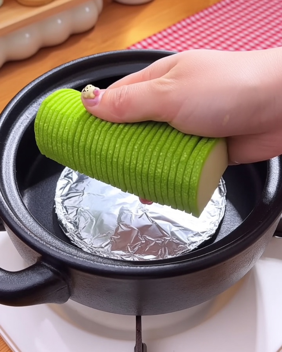 채소 위에 팽이버섯과 생바지락을 올리는 모습.