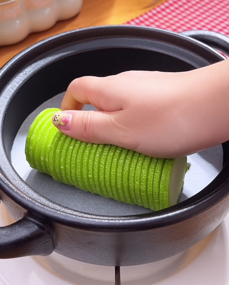 고추장을 넣고 소고기 다시다를 약간 뿌리는 모습.