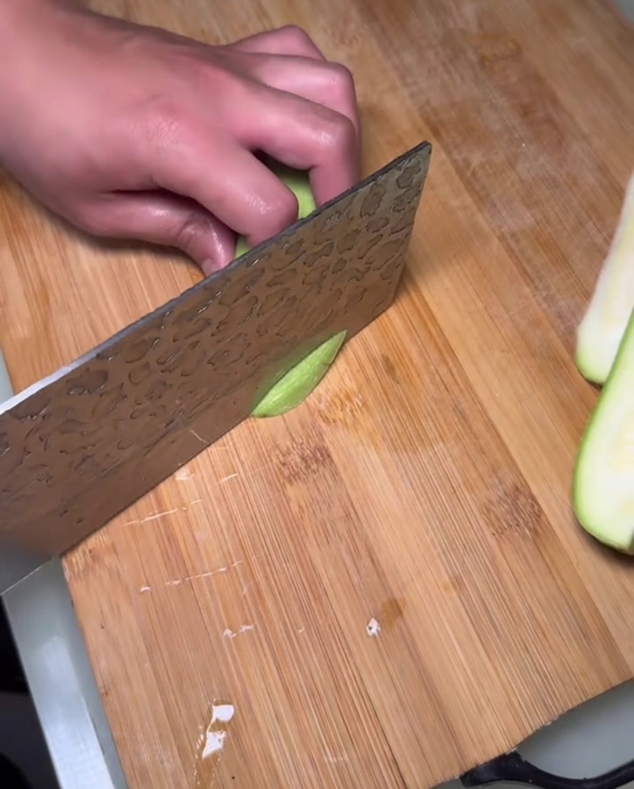 찌개용으로 손질된 신선한 애호박 슬라이스.