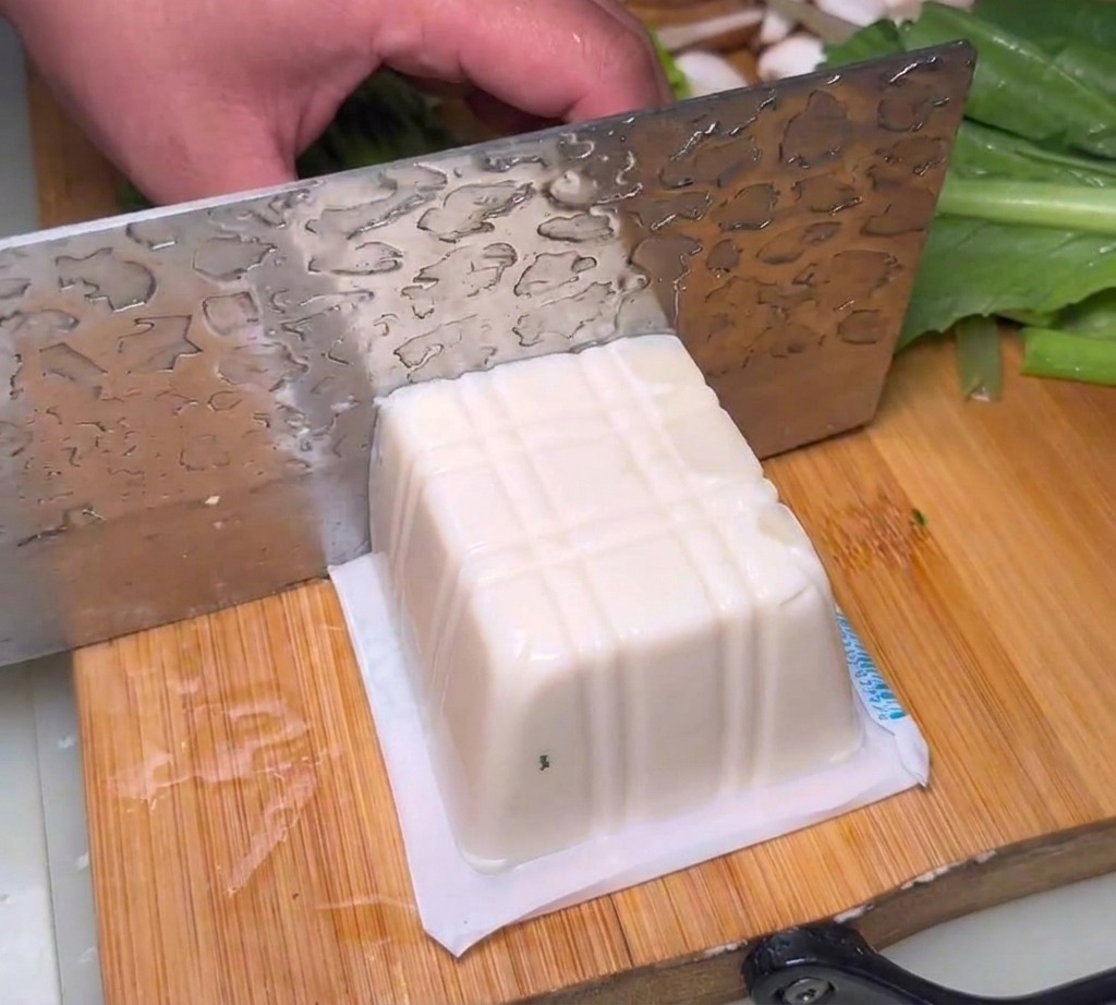 도마 위에서 큼직하게 썬 부드러운 연두부.