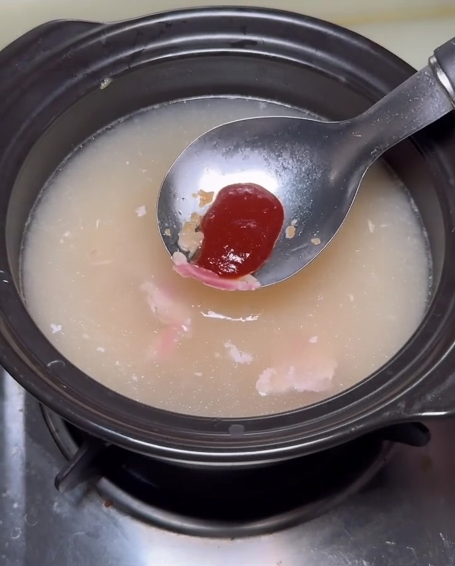 육수에 비법 소스를 넣는 모습.