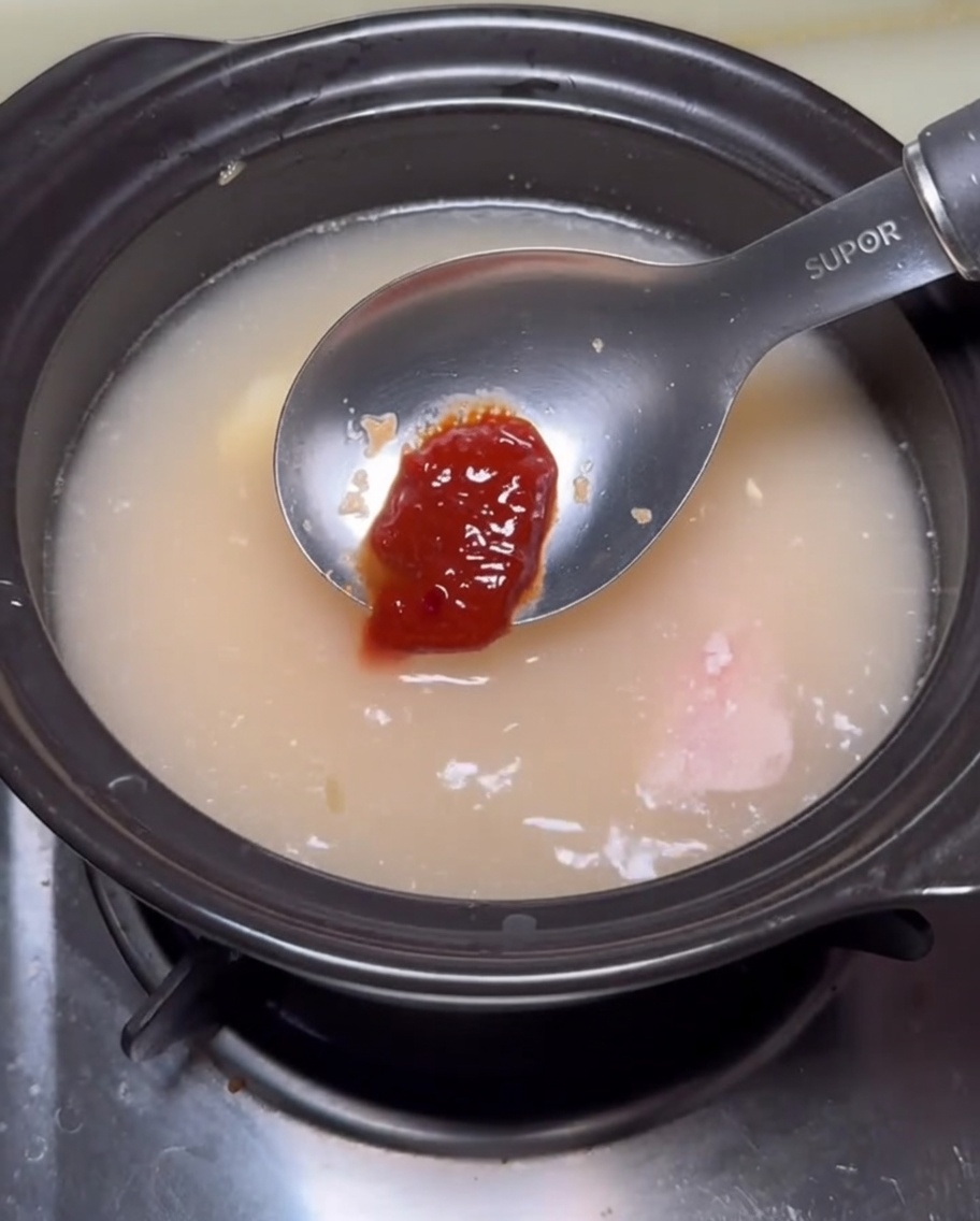 찌개에 숙주나물을 넣는 모습.