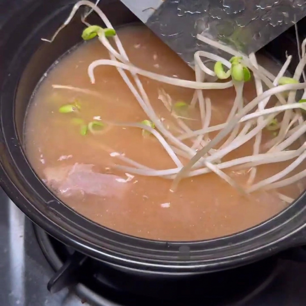끓는 찌개에 표고버섯을 넣는 모습.