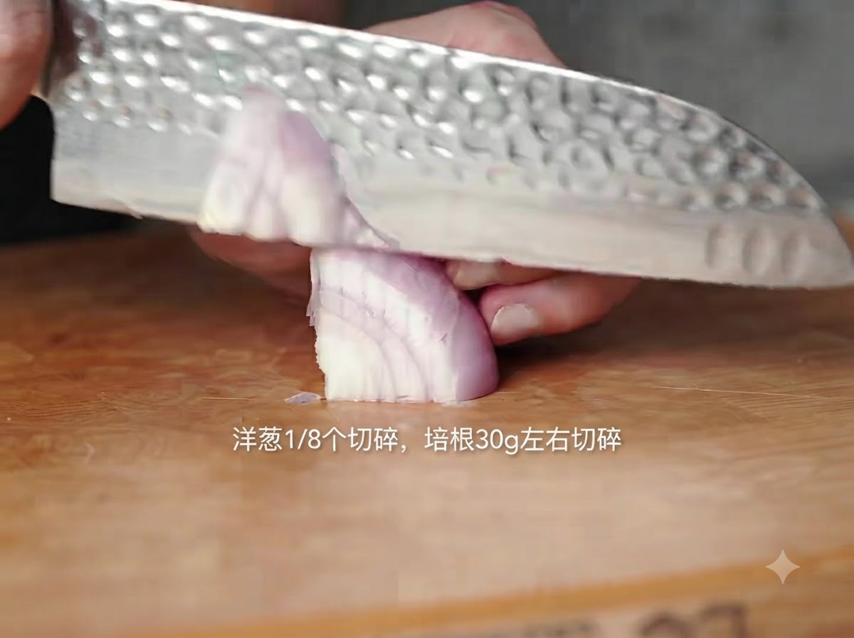 베트남어 텍스트 오버레이가 있는 나무 도마 위에서 셰프의 칼이 적양파 조각을 자르는 모습.