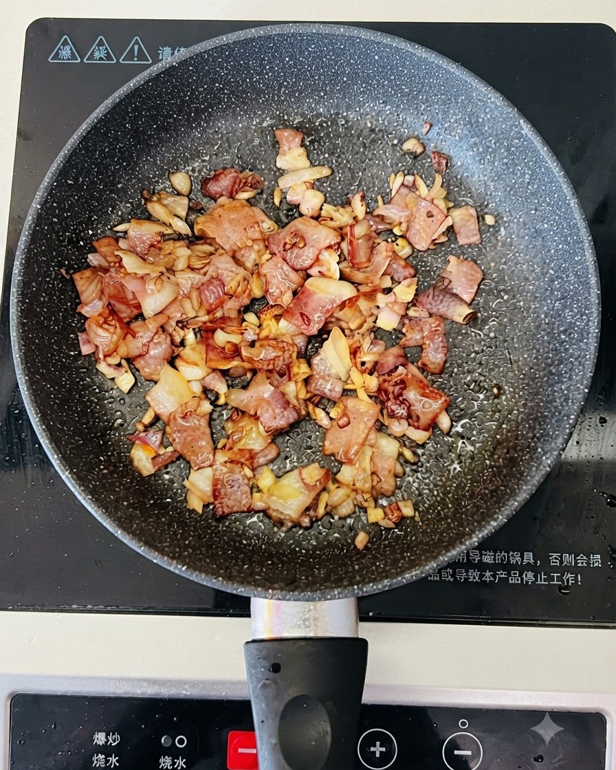 익힌 베이컨과 양파가 담긴 팬에 그릇의 맑은 물을 붓는 모습.