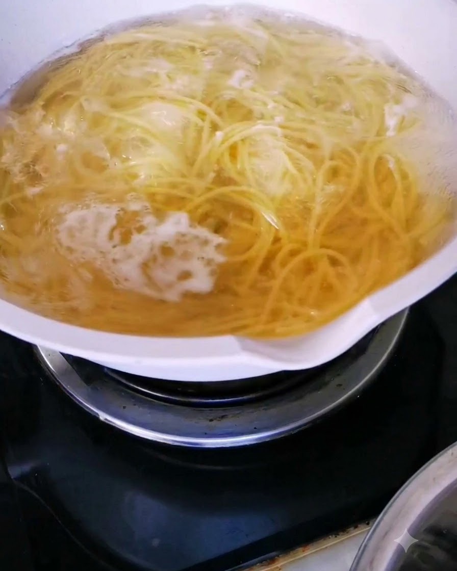 뜨거운 물이 담긴 냄비에서 끓고 있는 스파게티 면.