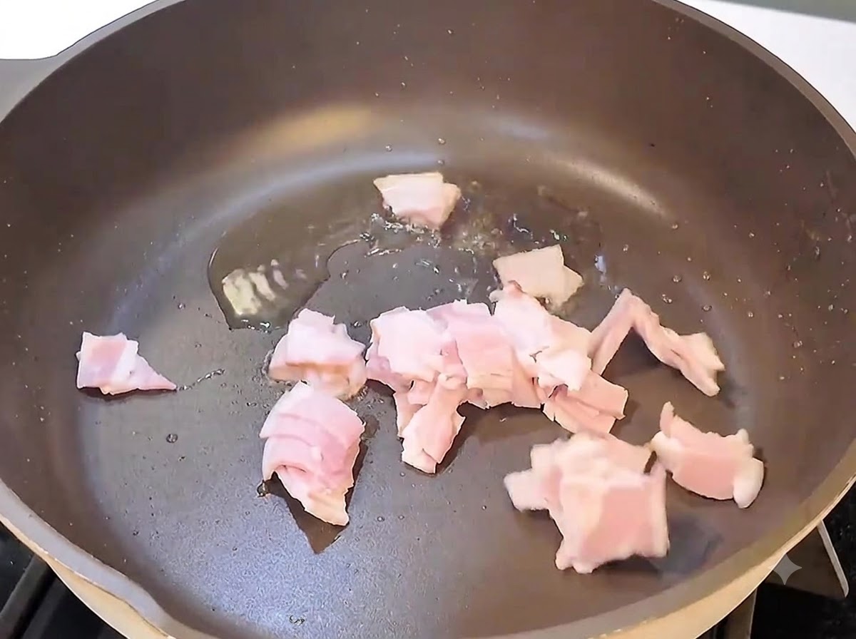 불 위에서 베이컨 조각들이 지글지글 볶아지는 모습.
