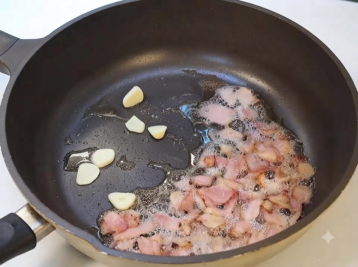 팬에서 마늘 편과 베이컨이 함께 볶아지는 모습.