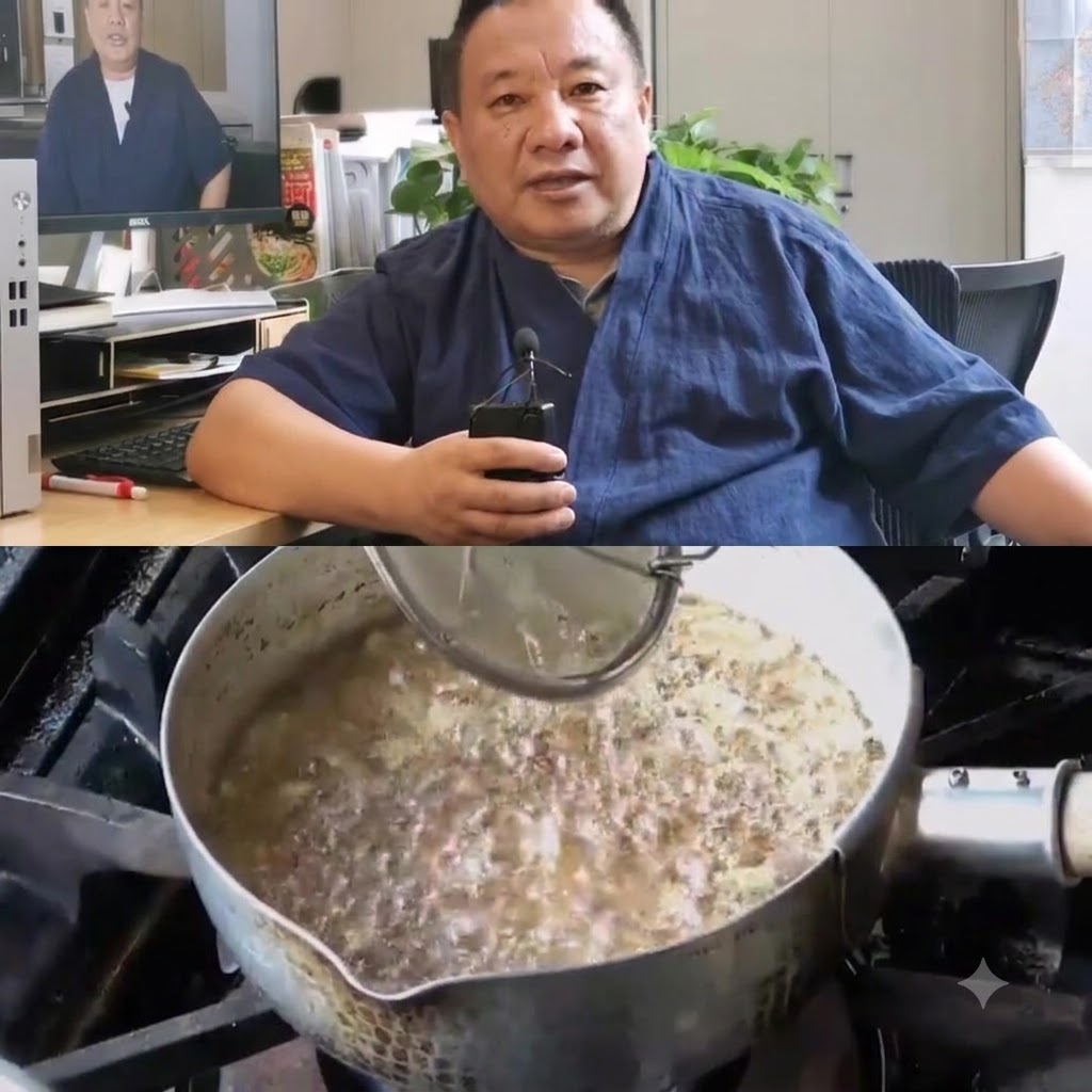 금속 와이어 거름망이 뜨거운 기름 속에서 황금빛 마늘 슬라이스를 건져내고 있는 모습.