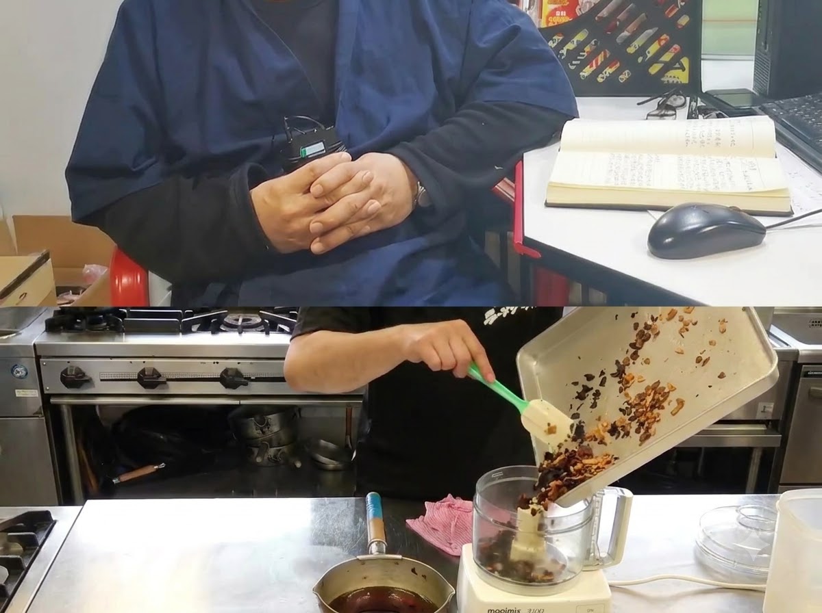 식힌 기름과 다양한 단계의 튀긴 마늘 슬라이스를 믹서기 분쇄기에 붓고 있는 트레이.