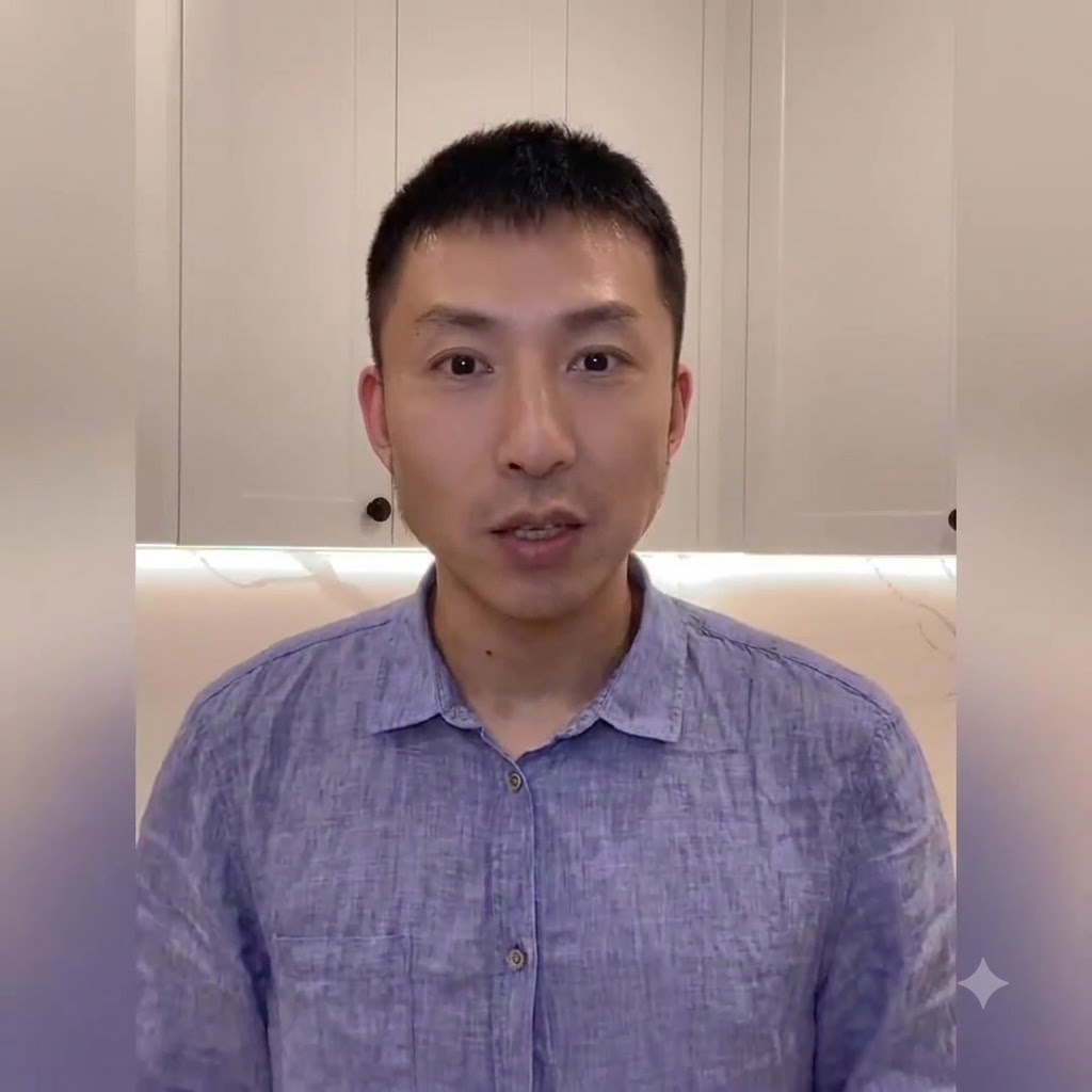 뜨거운 프라이팬 안에서 하트, 꽃, 생강 쿠키 모양의 틀 안에 달걀이 부쳐지고 있습니다.
