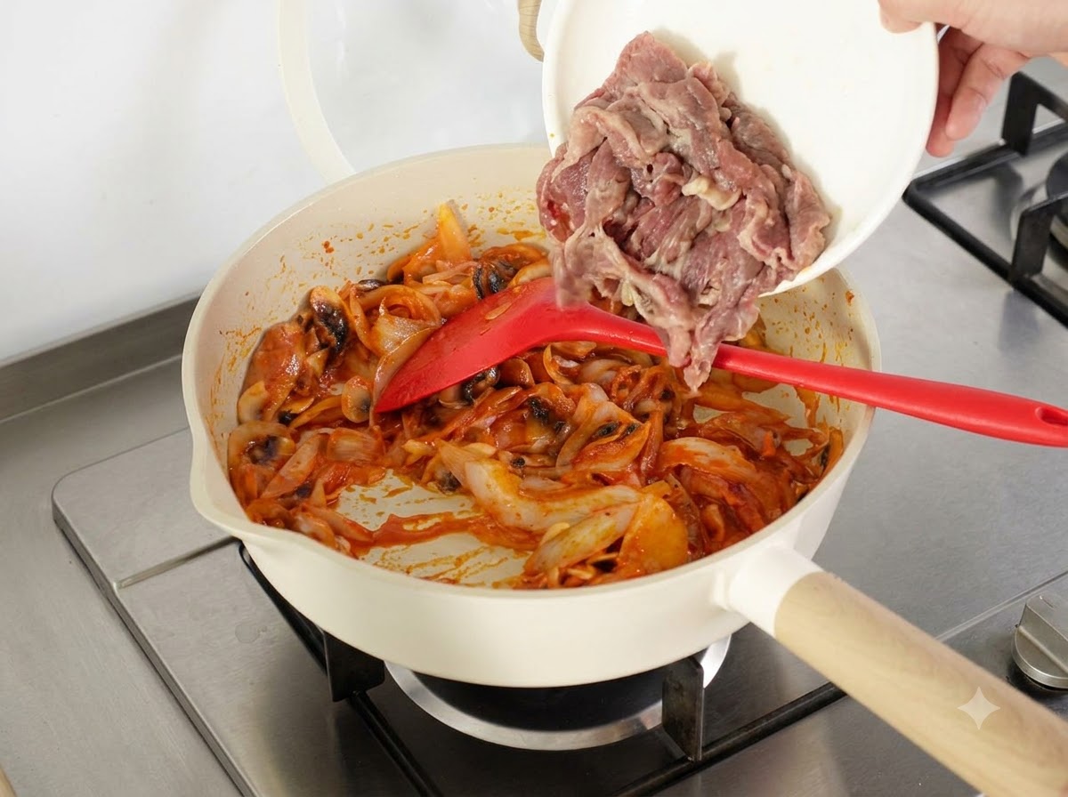 데친 소고기 슬라이스와 찬밥 한 그릇을 팬에 넣는 모습
