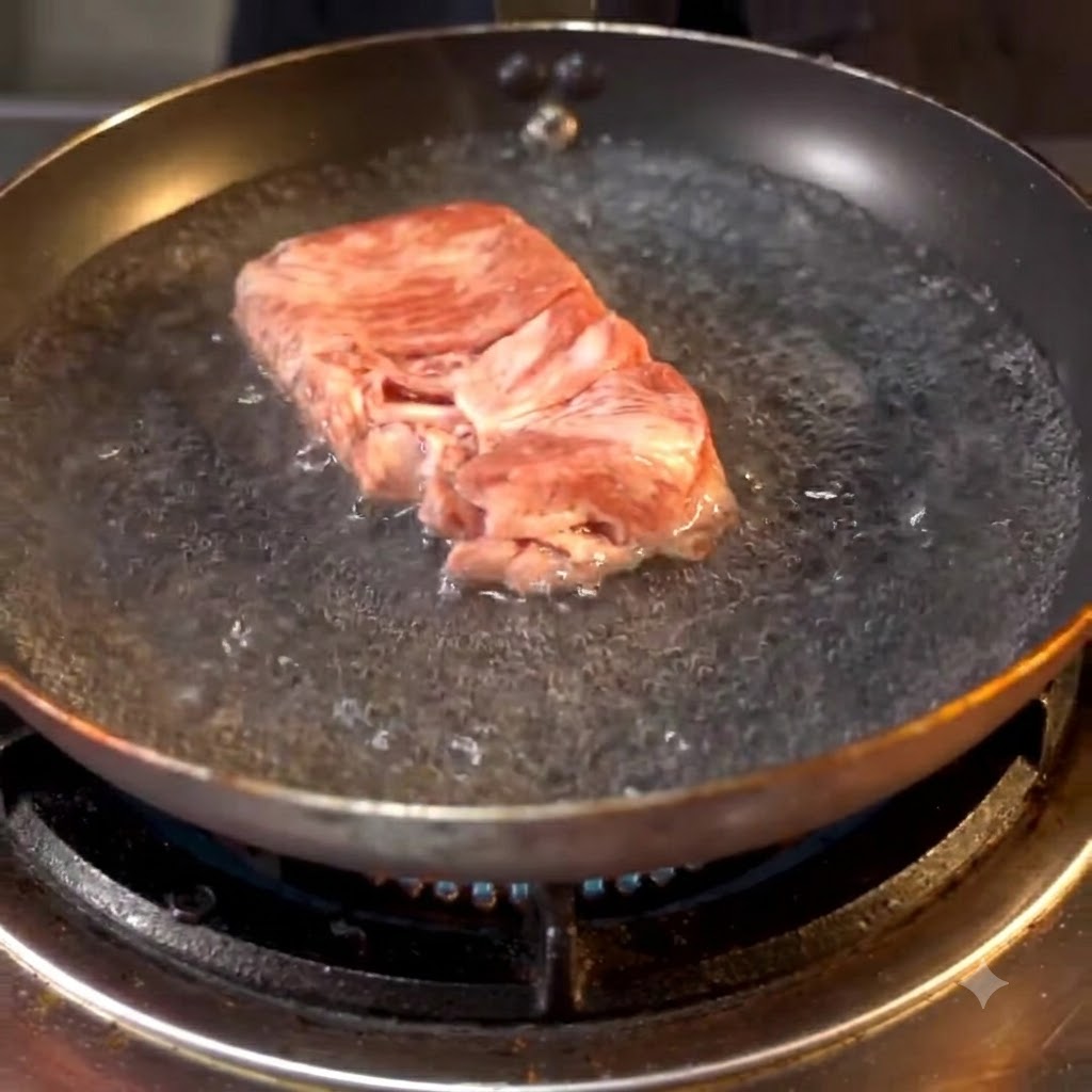 스토브 위 뜨거운 물이 담긴 냄비에서 끓고 있는 소고기 롤.