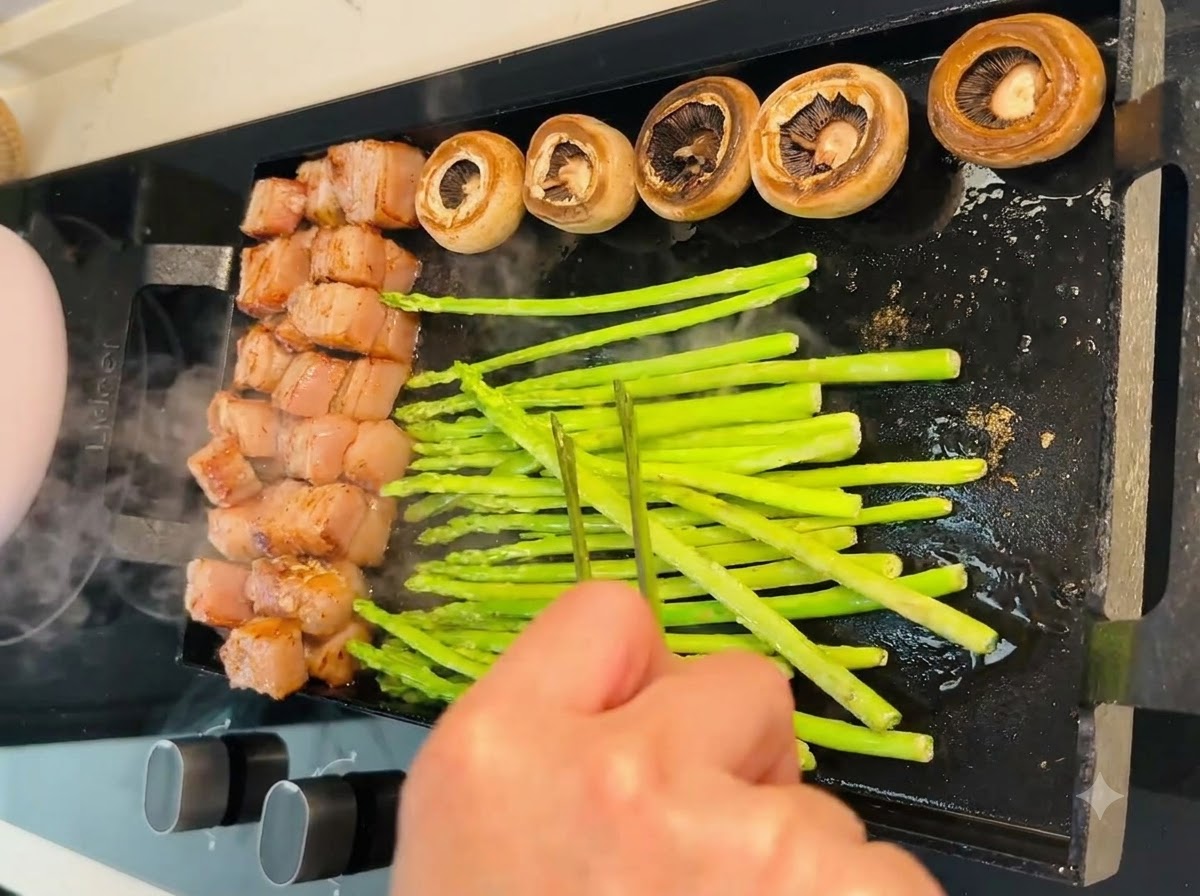 옥수수와 방울토마토 줄기가 그릴 팬에 정렬되어 있는 모습.