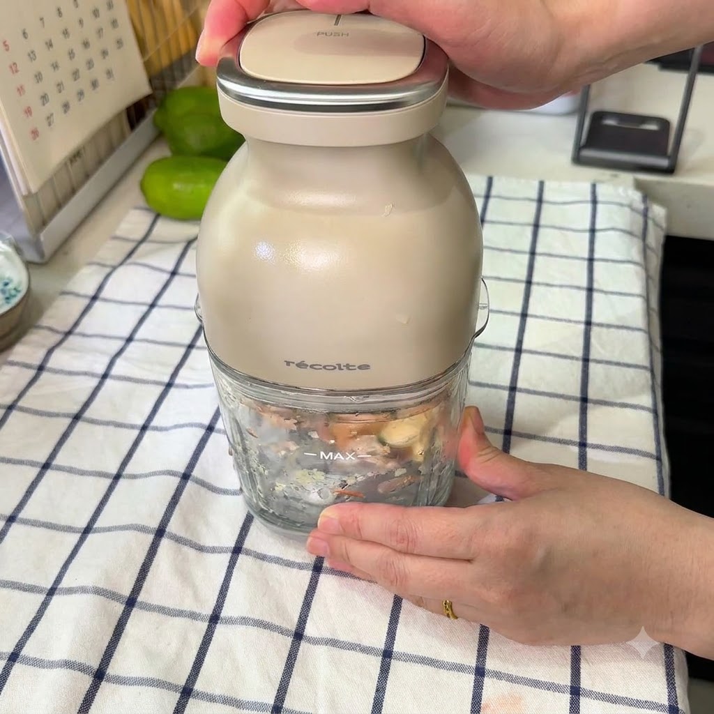 전동 다지기에서 마늘 쪽을 다지는 모습.