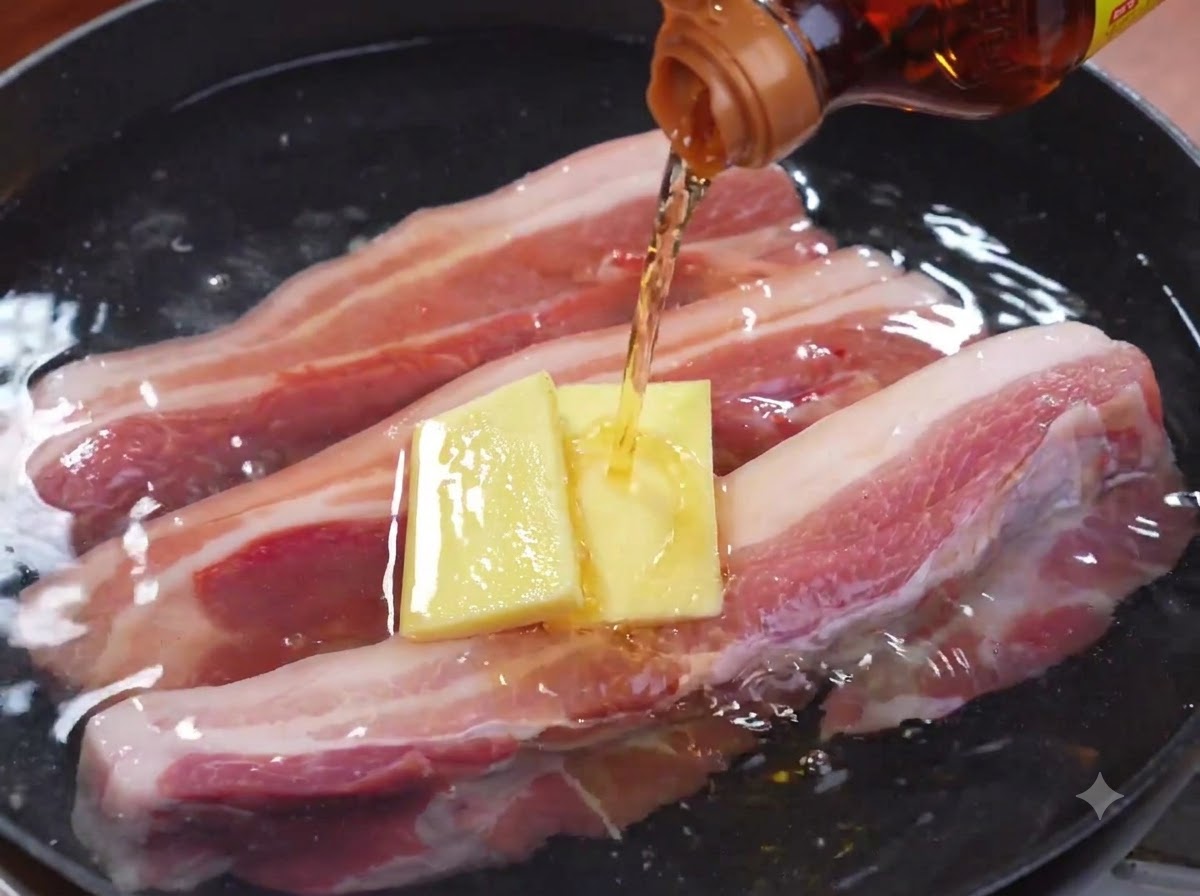 주방 집게로 냄비에서 데쳐진 삼겹살을 건져내는 모습