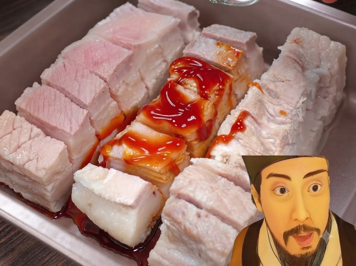 트레이에 담긴 마리네이드된 삼겹살 위에 시즈닝 파우더를 뿌리는 모습