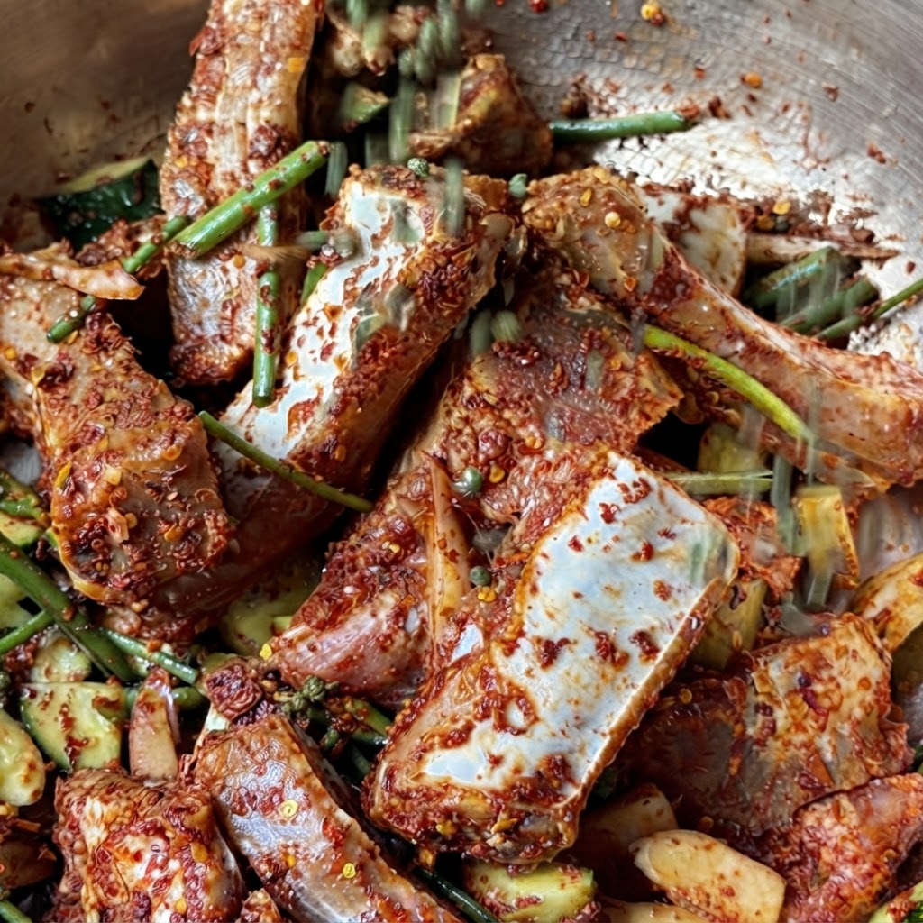 마리네이드된 돼지갈비 위로 떨어지는 통 청초피 한 줌.
