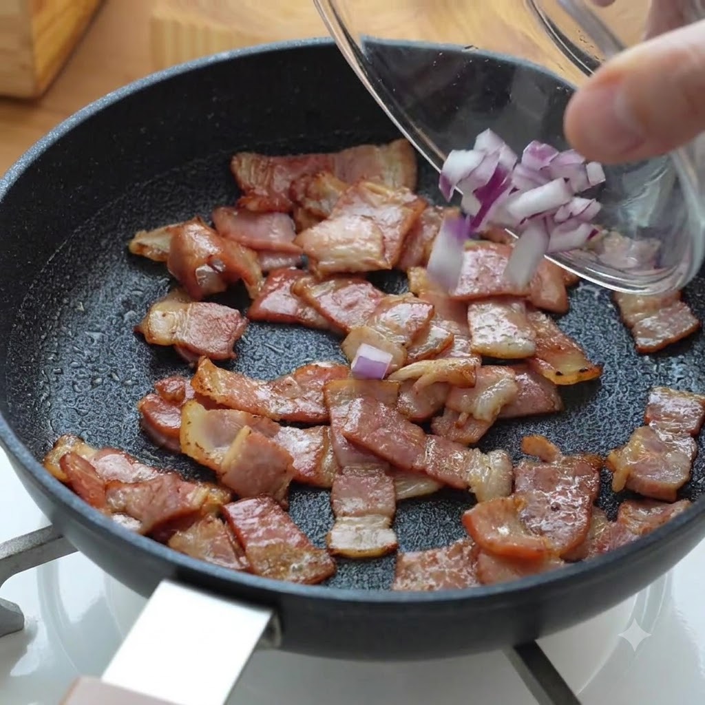 조리 중인 베이컨이 담긴 팬에 다진 적양파 조각을 넣는 모습.