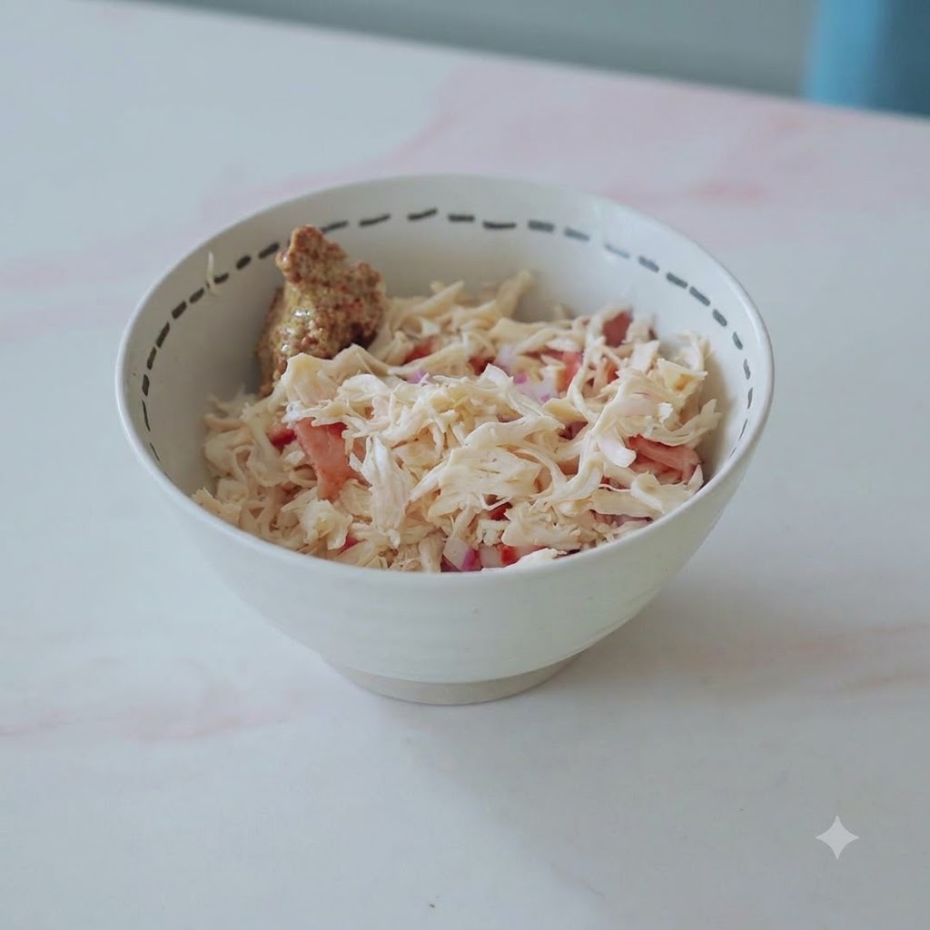 찢어둔 닭고기, 베이컨, 양파, 머스터드가 담겨 섞기 직전의 볼 모습.