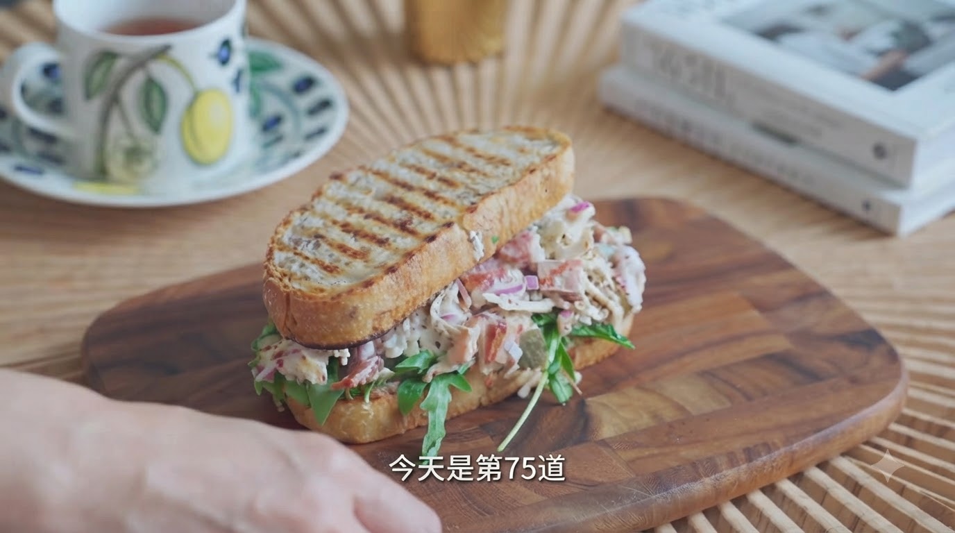 잘게 찢은 닭가슴살 샐러드 사워도우 샌드위치