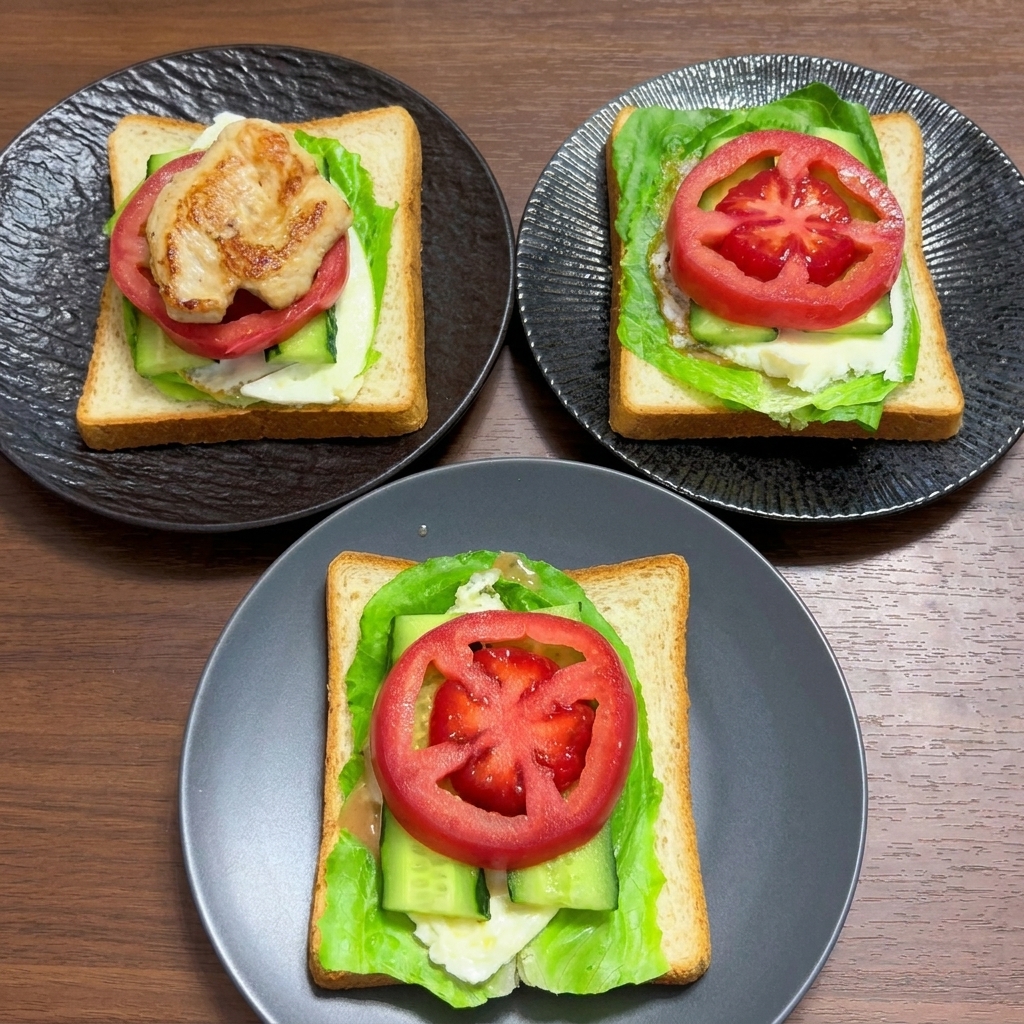 양상추, 달걀, 오이 그리고 두툼하게 썬 신선한 토마토가 얹어진 통밀빵 층.