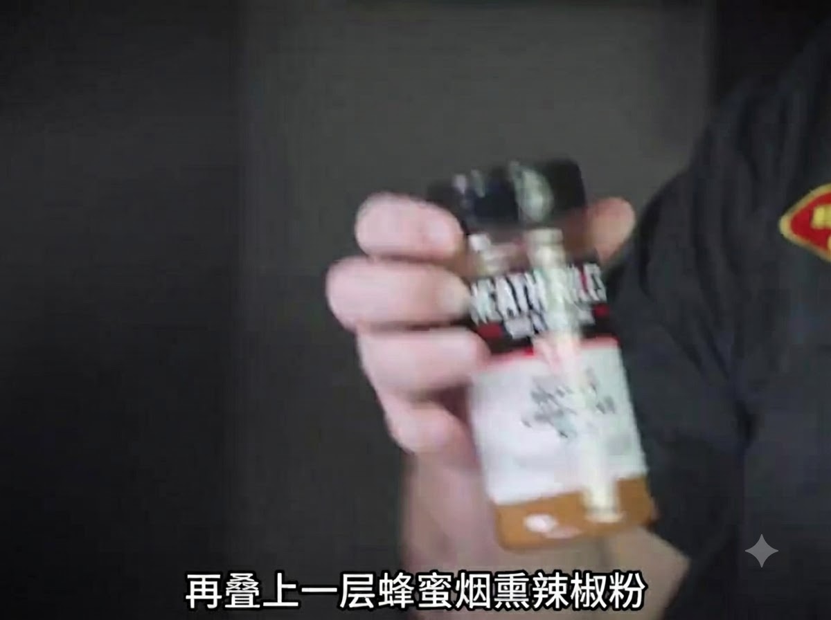 허니 치폴레 바비큐 시즈닝 병을 카메라 가까이 들고 있는 모습.