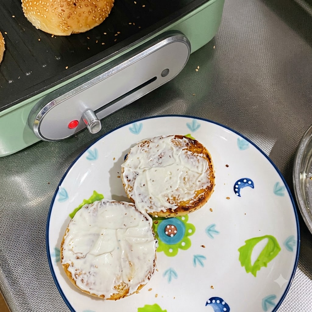 마요네즈가 발라진 채 장식된 접시에 놓인 두 개의 구운 빵 반쪽.